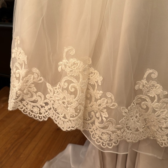 Beautiful candlelight sleeveless wedding dress 12 - Picture 11 of 16